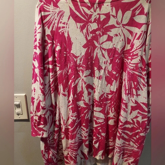 Lane Bryant Pink and White Floral 3/4 Sleeve Button Front Cardigan in Size 26/28 - Picture 12 of 13
